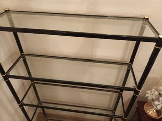 Estantería en negro y dorado con lejas de cristal