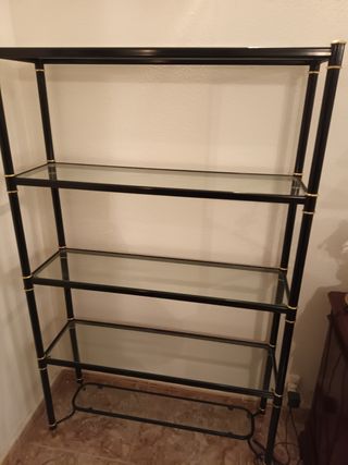 Estantería en negro y dorado con lejas de cristal