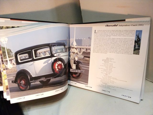 LIBRO ILUSTRADO "VEHÍCULOS HISTÓRICOS DE GALICIA"