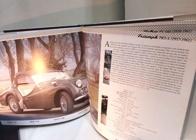 LIBRO ILUSTRADO "VEHÍCULOS HISTÓRICOS DE GALICIA"