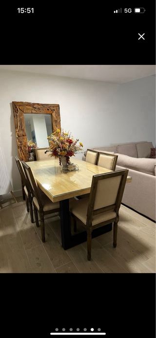 Mesa de comedor industrial con cristal protector