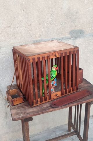 Jaula muy antigua toda de madera con dos comederos