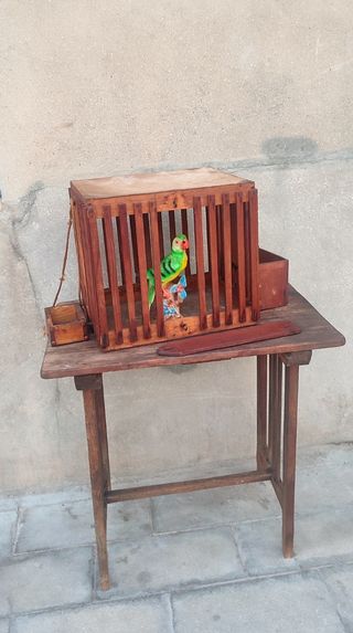 Jaula muy antigua toda de madera con dos comederos