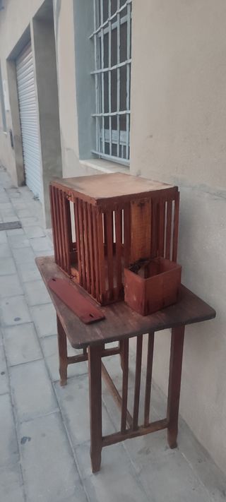 Jaula muy antigua toda de madera con dos comederos