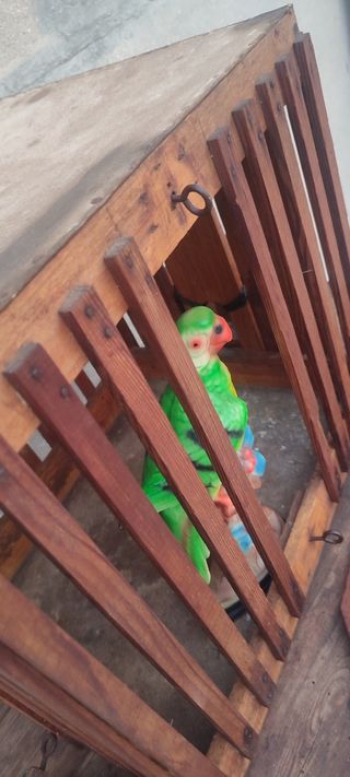 Jaula muy antigua toda de madera con dos comederos