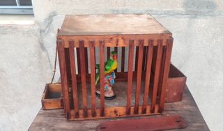 Jaula muy antigua toda de madera con dos comederos