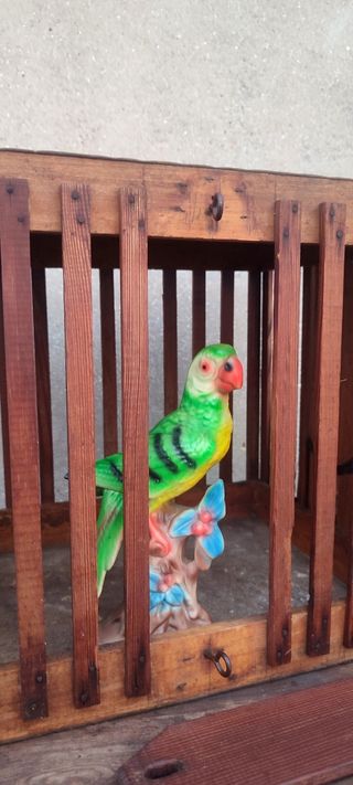 Jaula muy antigua toda de madera con dos comederos