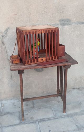 Jaula muy antigua toda de madera con dos comederos