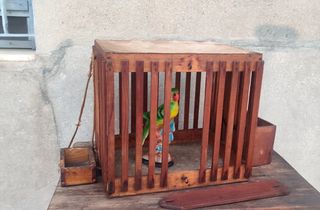 Jaula muy antigua toda de madera con dos comederos