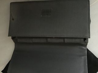 Adolfo Domínguez Cartera gris para documentación.