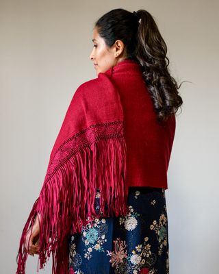 Chal clásico granate de 100% lana de alpaca