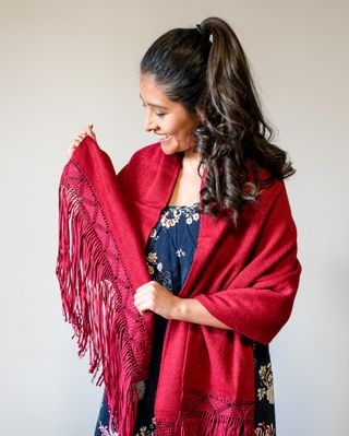 Chal clásico granate de 100% lana de alpaca