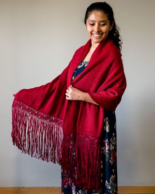 Chal clásico granate de 100% lana de alpaca