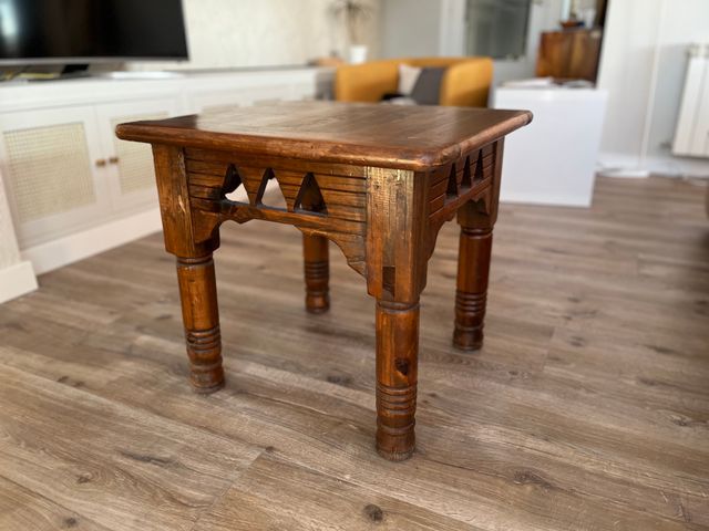 MESA AUXILIAR DE MADERA ESTILO COLONIAL