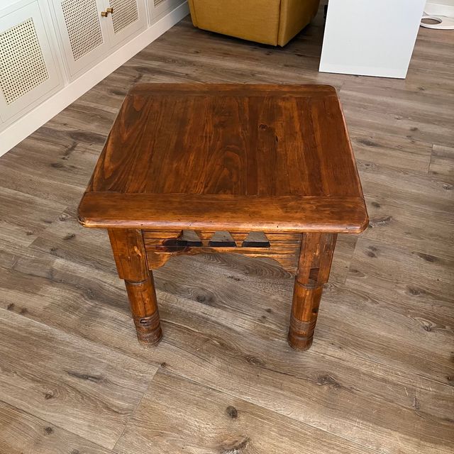MESA AUXILIAR DE MADERA ESTILO COLONIAL