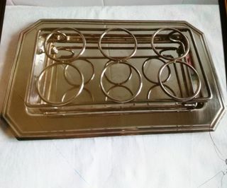 bandeja y carretilla de metal de alpaca plateada