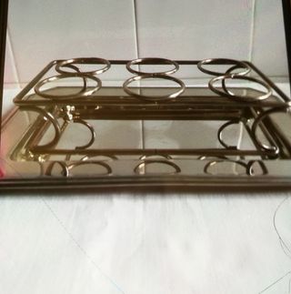 bandeja y carretilla de metal de alpaca plateada