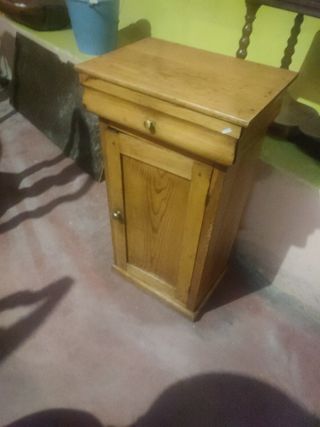 mesita de noche antigua