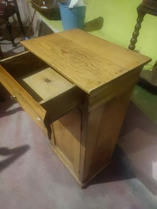 mesita de noche antigua