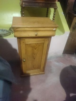 mesita de noche antigua