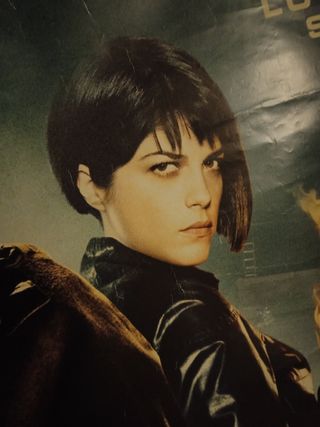 Cartel cine Hellboy Ejército Dorado, con soporte