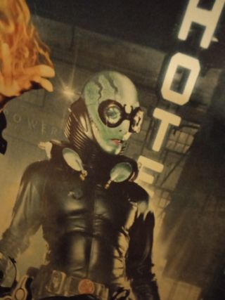 Cartel cine Hellboy Ejército Dorado, con soporte