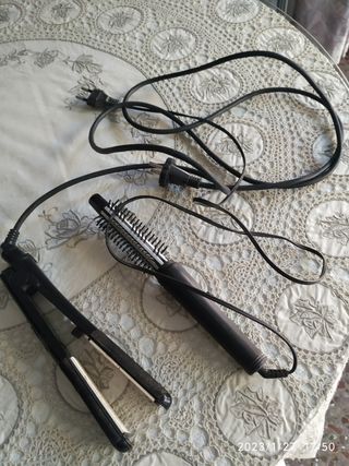 Plancha y cepillo rizador de pelo.