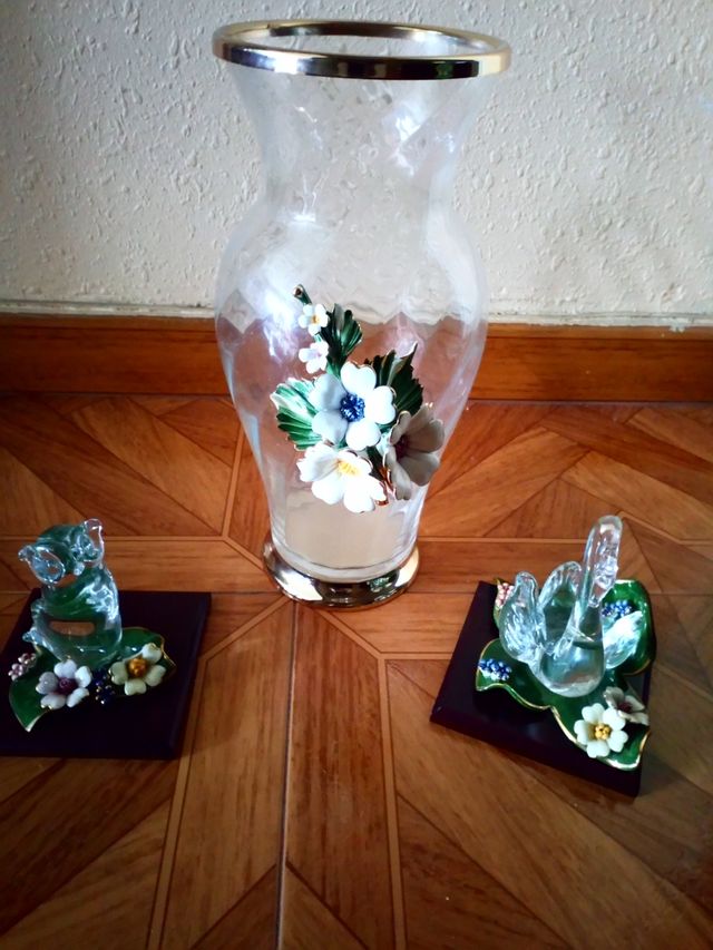 Juego de jarrón y figuras de cristal