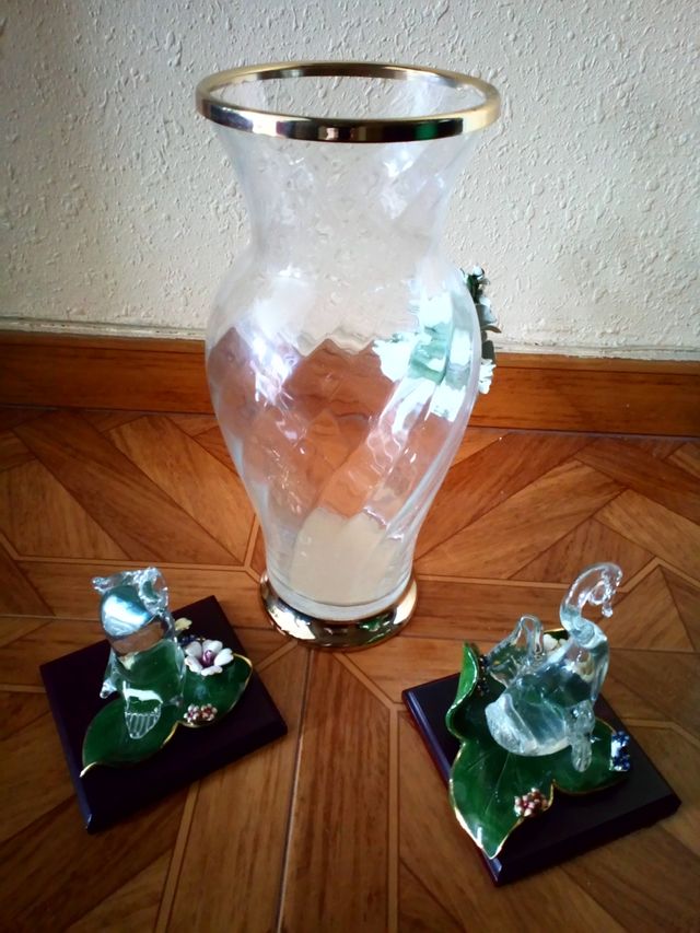 Juego de jarrón y figuras de cristal