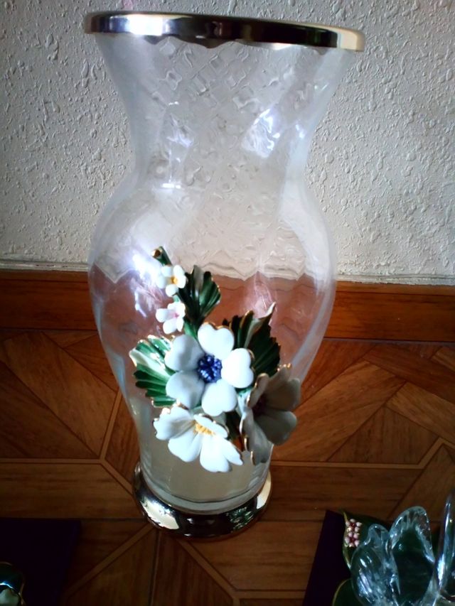 Juego de jarrón y figuras de cristal