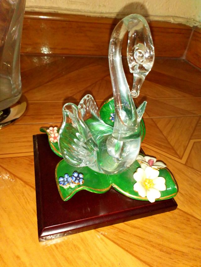 Juego de jarrón y figuras de cristal