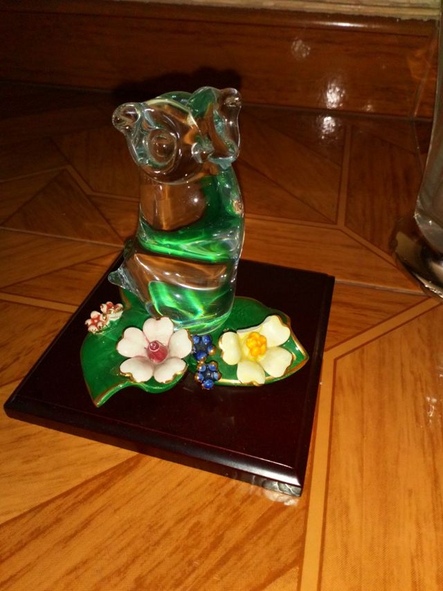 Juego de jarrón y figuras de cristal