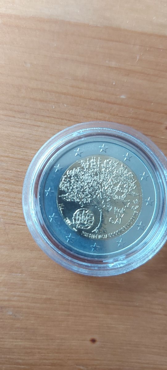 Álbum y 126 monedas de varios países
