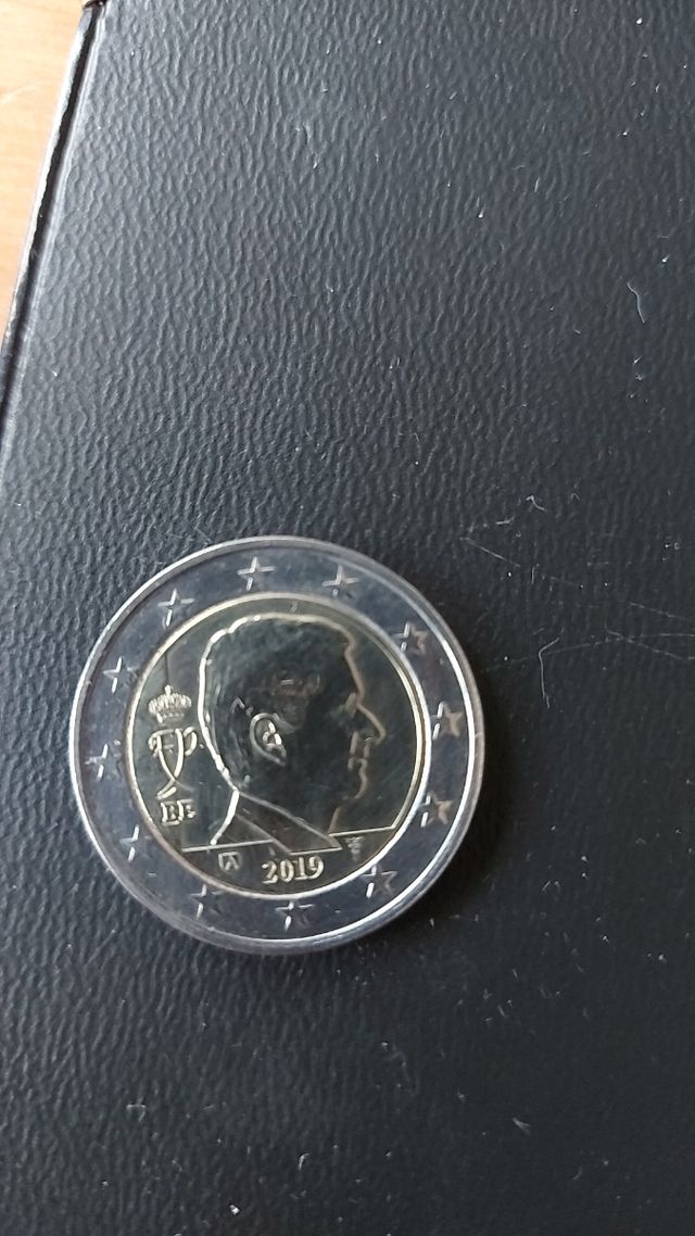 Álbum y 126 monedas de varios países
