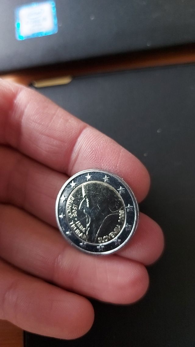 Álbum y 126 monedas de varios países