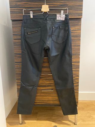 Pantalón efecto cuero de Indiwoman