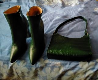 Botines imitación cocodrilo y bolsito a juego  