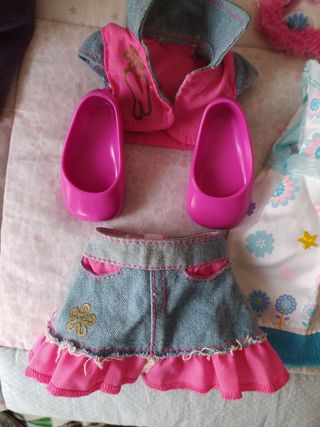 Nancy con conjunto rosa de patinadora y casco