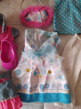 Nancy con conjunto rosa de patinadora y casco