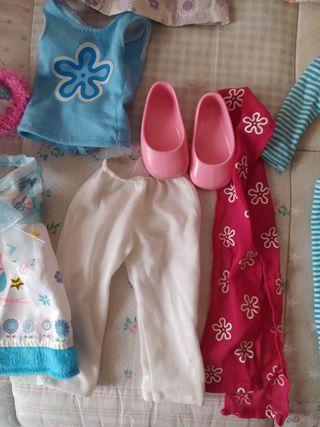 Nancy con conjunto rosa de patinadora y casco