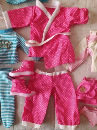 Nancy con conjunto rosa de patinadora y casco