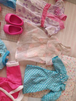 Nancy con conjunto rosa de patinadora y casco