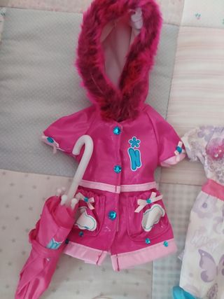 Nancy con conjunto rosa de patinadora y casco