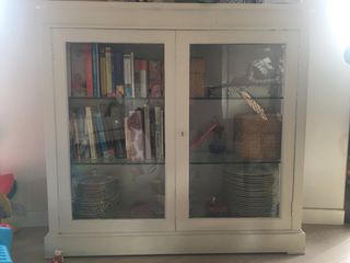 Se vende vitrina de madera maciza lacada en blanco