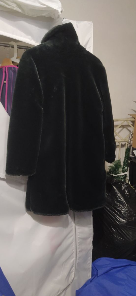 abrigo pelo sintético gris oscuro