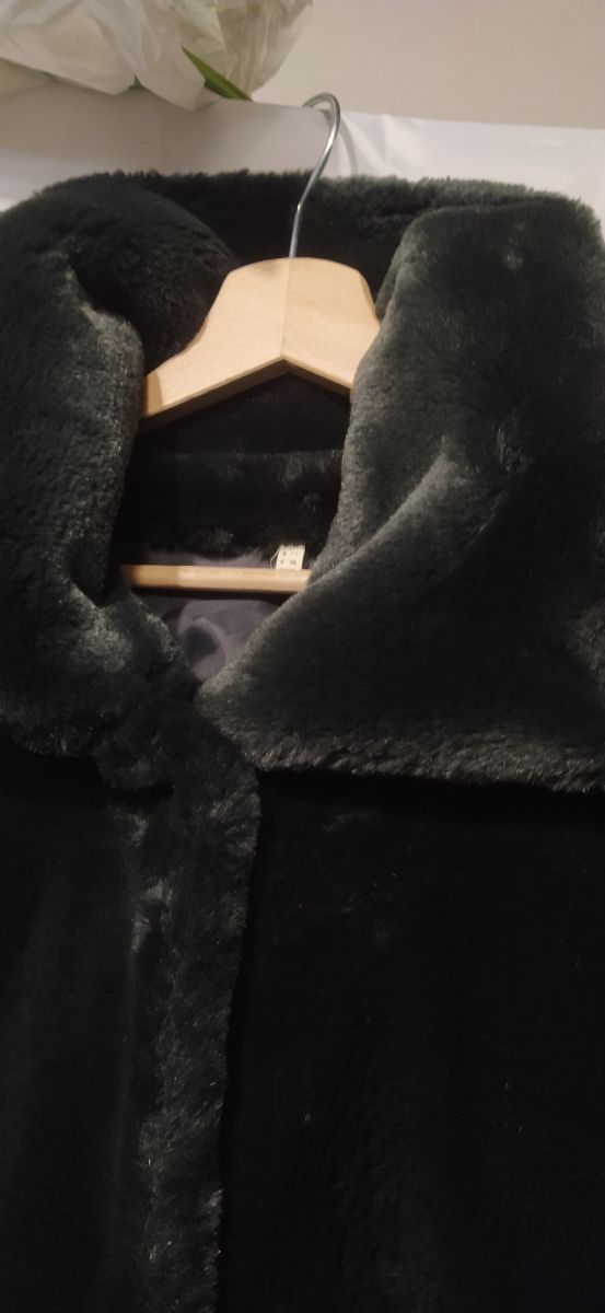 abrigo pelo sintético gris oscuro