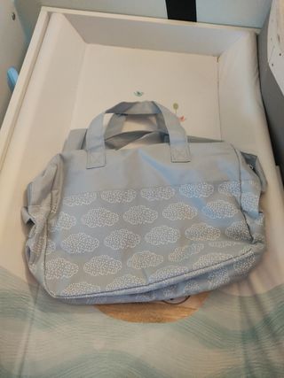 bolsa de bebe es de color azul
