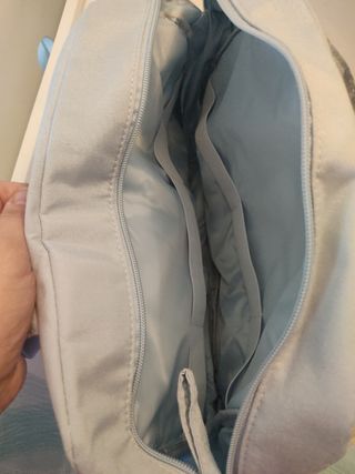 bolsa de bebe es de color azul