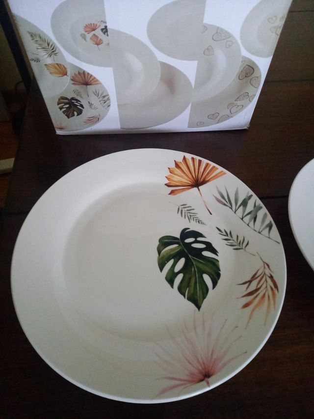 Vajilla de 18 piezas sin estrenar,  ideal .