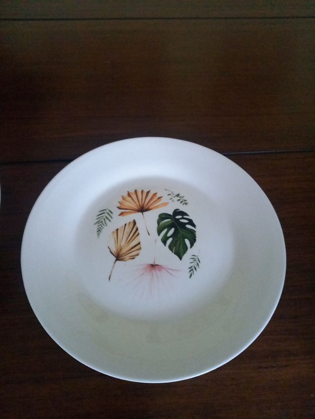 Vajilla de 18 piezas sin estrenar,  ideal .